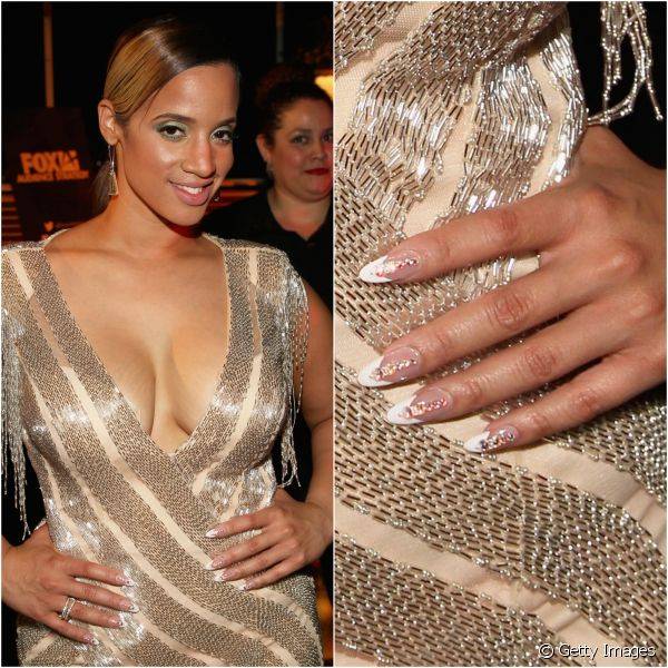 Para festa da Latina Magazine's, a morena escolheu uma decoração com cristais super ousada em que eles eram aplicados no centro das unhas